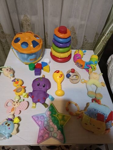 детские игрушки погремушки: Игрушки погремушки для малышей, пирамида и попит. кубик вешать на