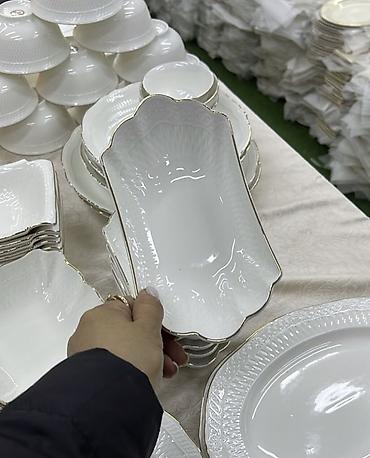 Наборы посуды: Белоснежный столовый сервиз из тонкого фарфора с рельефным узором и — 7