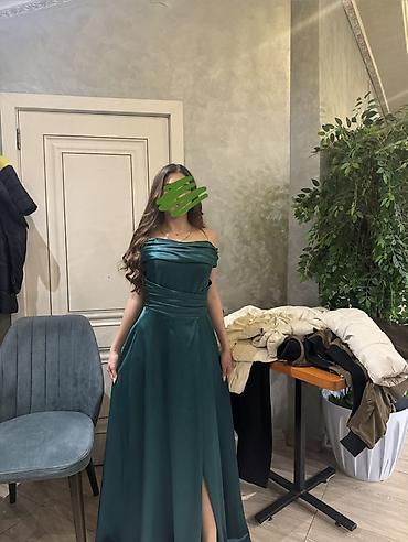 Zümrüd-yaşıl rəngli, uzun ziyafət/libas - Model: off-shoulder