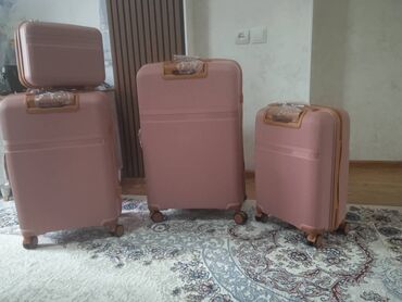 продаю дорожный чемодан: Набор из четырех чемоданов в нежно-розовом цвете, предназначенный для