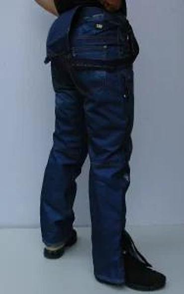 Farmerke: Muške farmerke tamnoplave boje sa ravnim nogavicama, idealne za — 21