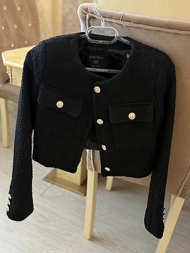 Üst geyimi: AMISU qadın jaketi - Model: qısa kəsim, yaxasız (round neck) klassik — 1