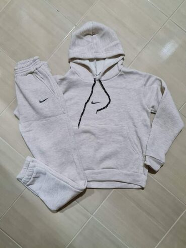 Gornji i donji deo: Termo zenske trenerke
S M L XL XXL
2600 na seriju 3000 na komad — 9