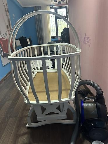 sadə pərdələr: Ağ rəngli taxta beşik-salıncak - Material: möhkəm ağac, laklı örtük - — 1