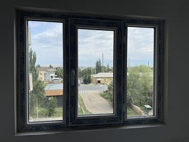 купить комод под телевизор: Пластиковое окно с тремя секциями и светло-белой рамой, обеспечивающее