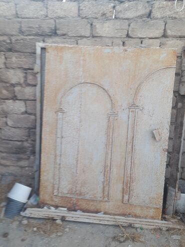 Kafel və bitirmə daşları: Metal qapı, düzbucaqlı formaya malikdir və ümumi görünüşündə pas