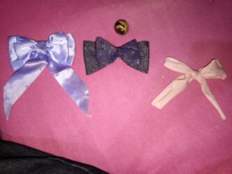 Toy paltarları və aksesuarları: Başlıq: Hamısı bir yerdə 2₼ Təsvir: - 3 ədəd saç aksesuarı dəsti. -