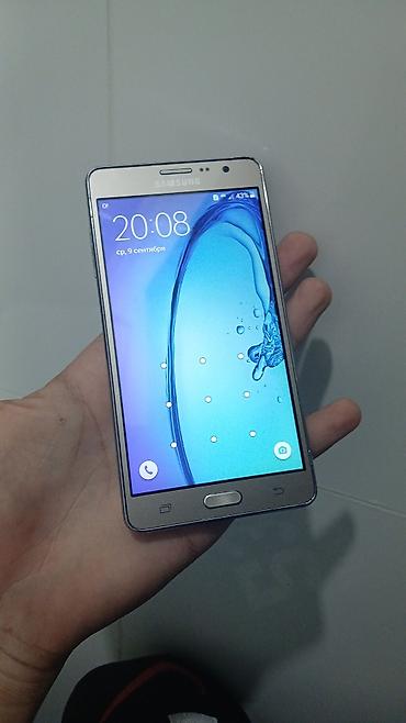 телефон j7: Samsung Б/у, 8 ГБ, цвет - Золотой — 1