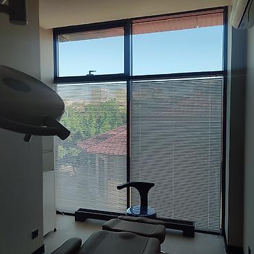 Жалюзи и рольшторы: Всех видов жалюзи день и ночь ролл штора вертикальные жалюзи — 24