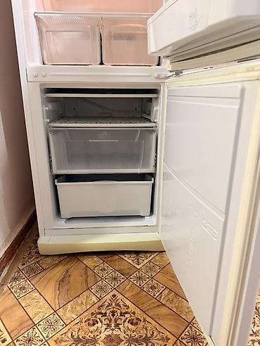 мамыр чоп: Холодильник Indesit, двухкамерный, белый. Состояние отличное, работает — 3