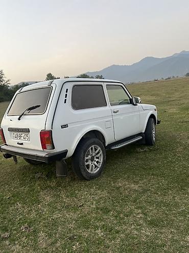 reduktor 1:3: Ağ rəngli LADA Niva 4x4 təqdim olunur. Klassik və tanınan kuzov — 2