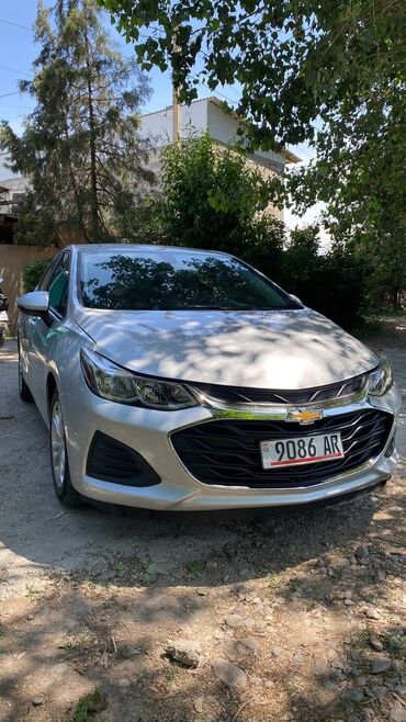 Chevrolet: Автомобиль Chevrolet Cruze в серебристом цвете. Это седан с