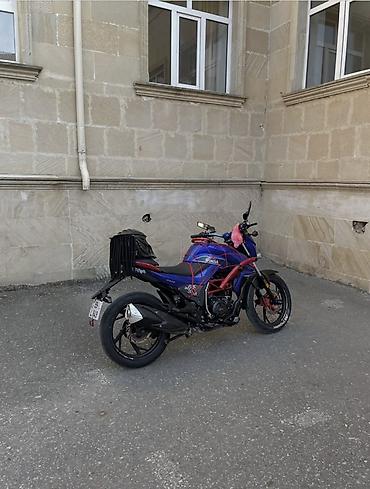 Motosikletlər: Xüsusiyyətlər və təchizat: - Rəng: metalik mavi gövdə, qırmızı boru — 5