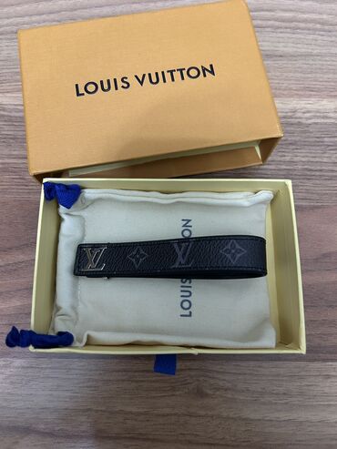 Toy paltarları və aksesuarları: Louis Vuitton bilərzik