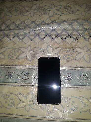 Smartfon - Tam ekranlı sensorlu ön panel, yuxarı hissədə damla