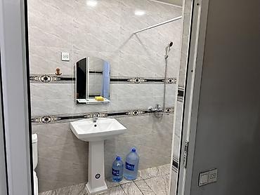 Uzunmüddətli kirayə mənzillər: Mənzil rahat yaşayış üçün lazım olan əsas avadanlıq və mebellə təmin — 15