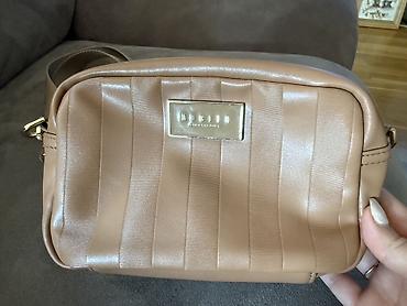 sinsay bela torbica: MOHITO ženska crossbody torba u bež/karamel nijansi. Dimenzije — 1