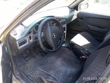 фары на нексии: Салон автомобиля Daewoo Nexia, демонстрирующий водительское место с