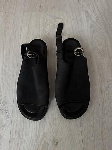 klompe sa platformom: Crne ženske sandale sa platformom.Preudobne.Visina djona 3,5cm.Marka — 2