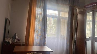 Mənzillər: İcarəyə verilir – 2 otaqlı mənzilin 1 otağı (köhnə tikili, 70 m²), 28 — 10
