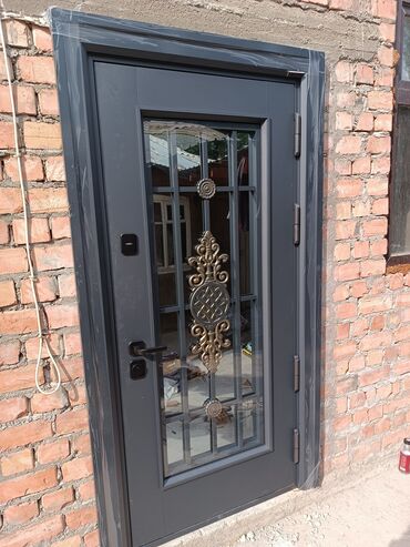 Двери для домов и квартир: Продается входные город Токмок на базаре на против ресторана МИК — 18
