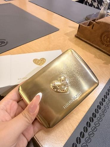 В наличии Новая палетка Hourglass LOVE❤️
Можно и на заказ без комиссии