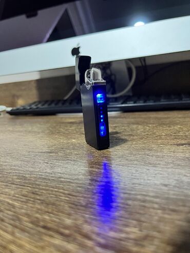 Bu zərif qara elektrik alışqan USB ilə doldurula bilən batareyaya