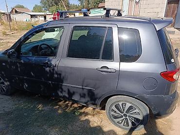 урус машина: Mazda Verisa: 2003 г., 1.3 л, Кол менен иштөөчү, Бензин, Хетчбек — 4