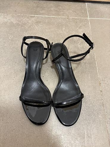 dobar dan italijanski: NOVO Elegantne sandale na štiklu H&M - Boja: crna, lak završna — 1