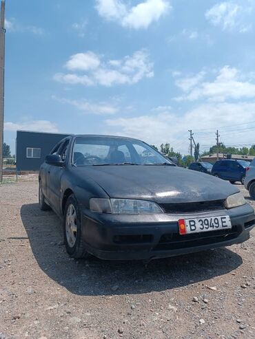 Honda: Автомобиль Honda Accord в кузове седан. Автомобиль черного цвета, с
