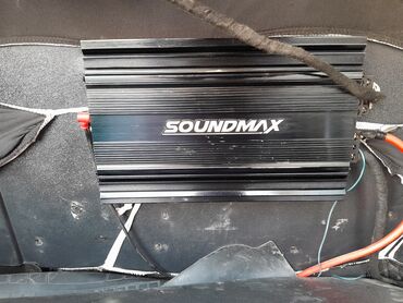 gps izləmə cihazı: Soundmax markalı qara rəngli avtomobil gücləndiricisi. Cihazın üst