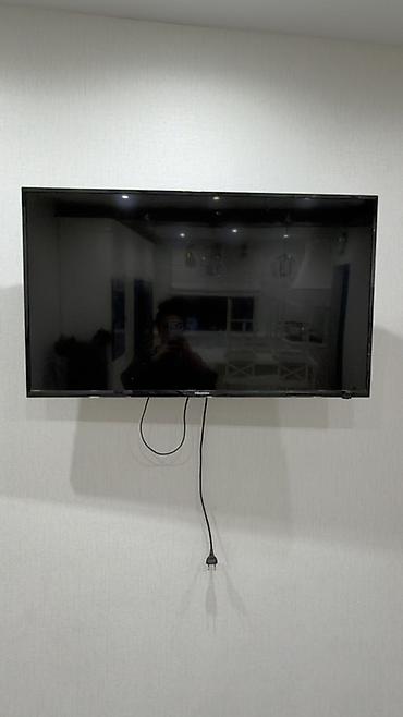 Продаю 2 телевизора Hisense на настенном кронштейне. Продаю вместе