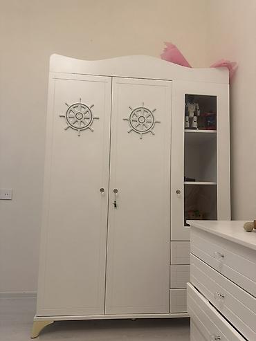 Мебель: Uşaq otağı üçün ağ rəngdə mebel dəsti Tərkibi: - 3 qapılı şkaf: İki — 3