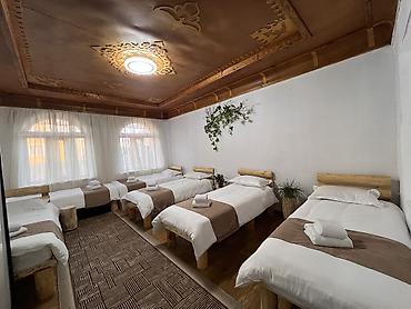 Хостелы: 🏡 Караколдо эс алуу үчүн идеалдуу жер издеп жатасызбы? Биздин конок — 13