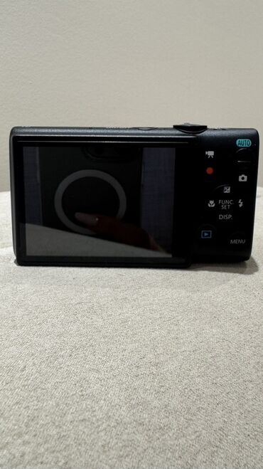 real tv biss key 2023: Canon IXUS 132 rəqəmsal kamerası, həm qabaq, həm də arxa tərəfindən