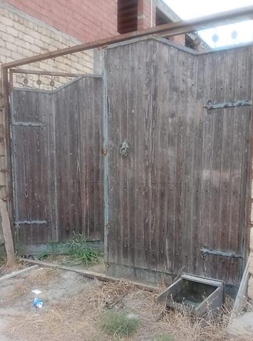 Darvaza satilir olcu.eni 3.50 Hundurluyu 2.50. Qedimi darvazadi Seyf