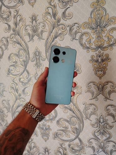 Poco: Mavi rəngli Xiaomi smartfon - Geniş tam ekran: ön tərəfdə mərkəzi