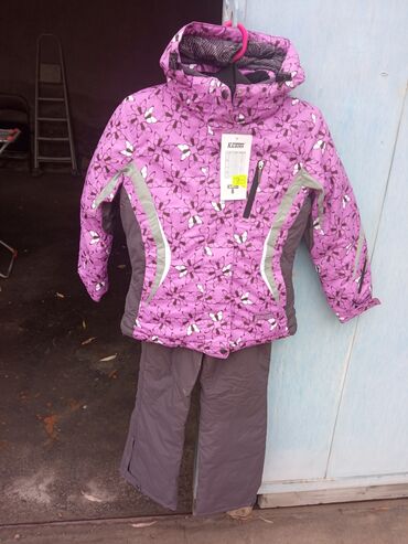 Пуховики и зимние куртки: Продаю комплект для девочки комбинезон и куртка зимний фирмы Солборн