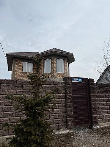 Продажа коттеджей и домов: Продаётся двухэтажный кирпичный дом с ограждённым участком и отдельной — 3