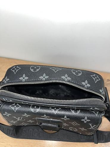 Барсетки: Барсетка, Louis Vuitton, Материал: Натуральная кожа, Застежка на магните, Регулируемый ремень, Множество карманов, Б/у — 5