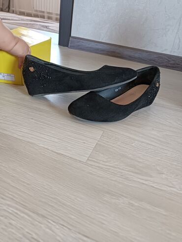 Личные вещи: Новые Балетки или туфли, есть невидимая маленькая платформа изнутри