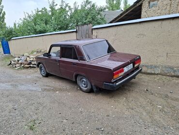 машины в росрочку: Автомобиль ВАЗ-2107 бордового цвета. Это классический седан