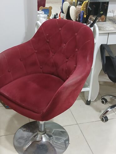 Ev üçün dekor: Məxmər parçadan hazırlanmış, metal oturacaqaltı ilə fırlanan və