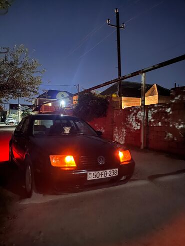 Volkswagen: Volkswagen Jetta (Mk4) sedan – qara rəngdə. Xüsusiyyətlər: - Kuzov: 4 — 2