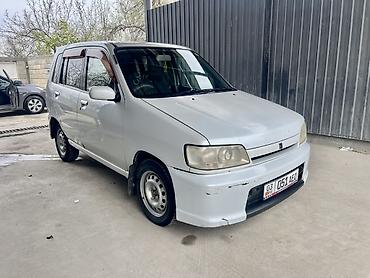 Частная аренда авто: Компактный городской хэтчбек Nissan Cube (JDM), белый цвет кузова — 2