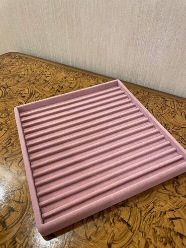 Bijuteriya vitrinləri: Aksesuar stendleri,her mehsuldan kifayet qeder var yeni coxdu.Qiymet — 10