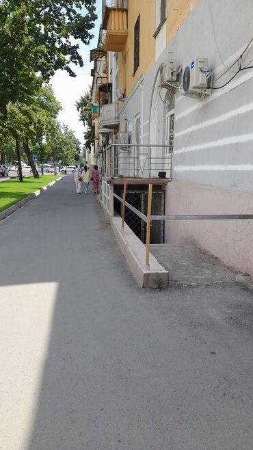 аренда помещения для швейного цеха: Продается коммерческое помещение, цокольное (подвальное ), в центре