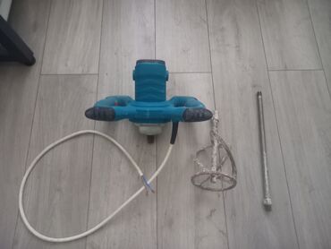 Mişarlar: Mavi rəngdə elektrikli boya qarışdırıcı təqdim olunur. Cihazın iki
