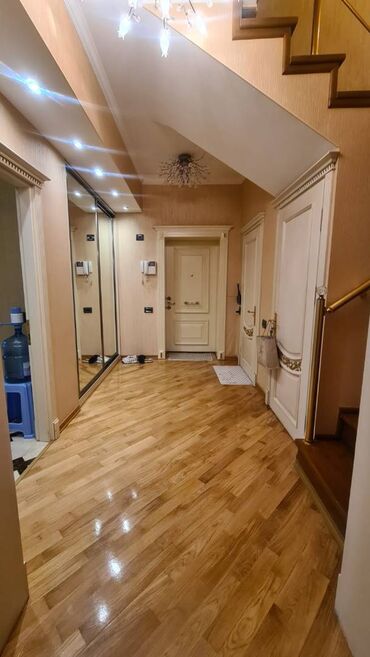 Yeni tikili: 4 otaqlı, Yeni tikili, 200 kv. m — 4