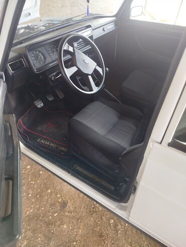 VAZ (LADA): VAZ 2107 sedan, ağ rəng. Klassik kuzov dizaynı, xrom ön barmaqlıq və — 8